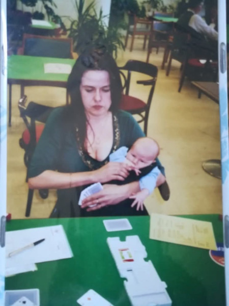 Sue yhdisti menestyksekkäästi lastenhoidon ja bridgen