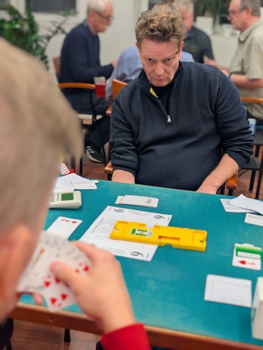 Uutena mukana kuvassa pohdiskeleva Jarkko Aralinna