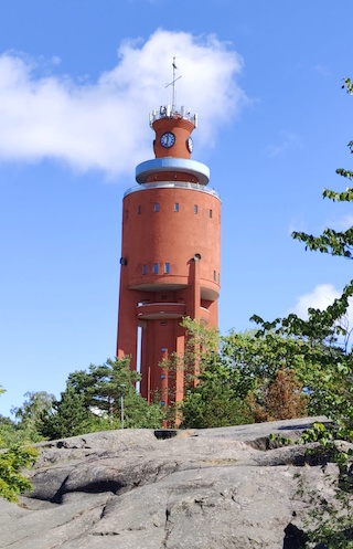 Pelipaikka on aivan kuuluisan vesitornin alla.